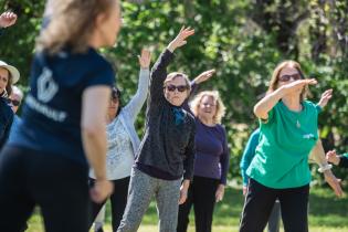 Clase de gimnasia para personas mayores en el Espacio Barradas, 5 de octubre de 2022