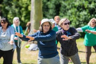 Clase de gimnasia para personas mayores en el Espacio Barradas, 5 de octubre de 2022