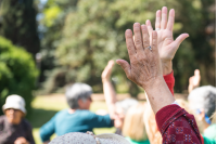 Clase de gimnasia para personas mayores en el Espacio Barradas, 5 de octubre de 2022