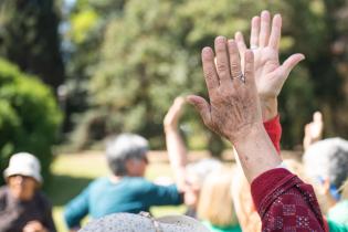 Clase de gimnasia para personas mayores en el Espacio Barradas, 5 de octubre de 2022