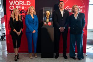 Intendenta Carolina Cosse participa en evento por llegada del trofeo de la copa mundial FIFA a Uruguay, 28 de octubre de 2022