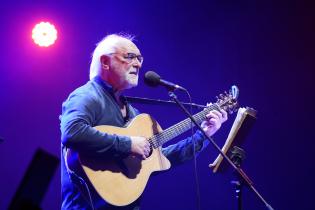 Entrega del Premio Montevideo al músico Daniel Amaro en la Sala Zitarrosa