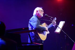 Entrega del Premio Montevideo al músico Daniel Amaro en la Sala Zitarrosa