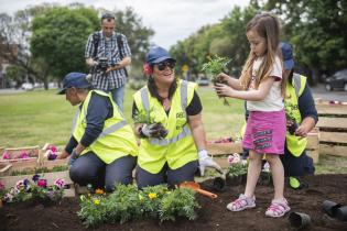 Plantación de árboles en canteros de Concepción del Uruguay por el Día de las Plazas Plantación de árboles en canteros de Concepción del Uruguay por el Día de las Plazas