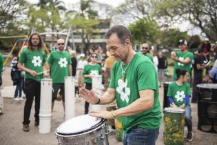 Taller de percusión con Nicolás Arnicho en la plaza Fabini por el Día de las Plazas