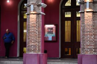 Esperando la carroza en el teatro Lavalleja