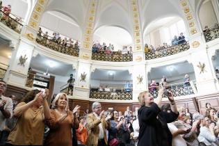 Entrega del título de «Doctor Honoris Causa de la Universidad de la República» al cantautor Sr. Joan Manuel Serrat