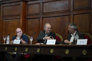 Entrega del título de «Doctor Honoris Causa de la Universidad de la República» al cantautor Sr. Joan Manuel Serrat Entrega del título de «Doctor Honoris Causa de la Universidad de la República» al cantautor Sr. Joan Manuel Serrat