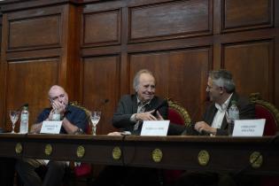 Entrega del título de «Doctor Honoris Causa de la Universidad de la República» al cantautor Sr. Joan Manuel Serrat