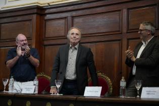 Entrega del título de «Doctor Honoris Causa de la Universidad de la República» al cantautor Sr. Joan Manuel Serrat Entrega del título de «Doctor Honoris Causa de la Universidad de la República» al cantautor Sr. Joan Manuel Serrat