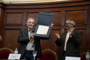 Entrega del título de «Doctor Honoris Causa de la Universidad de la República» al cantautor Sr. Joan Manuel Serrat Entrega del título de «Doctor Honoris Causa de la Universidad de la República» al cantautor Sr. Joan Manuel Serrat