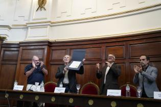 Entrega del título de «Doctor Honoris Causa de la Universidad de la República» al cantautor Sr. Joan Manuel Serrat Entrega del título de «Doctor Honoris Causa de la Universidad de la República» al cantautor Sr. Joan Manuel Serrat