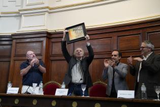 Entrega del título de «Doctor Honoris Causa de la Universidad de la República» al cantautor Sr. Joan Manuel Serrat Entrega del título de «Doctor Honoris Causa de la Universidad de la República» al cantautor Sr. Joan Manuel Serrat