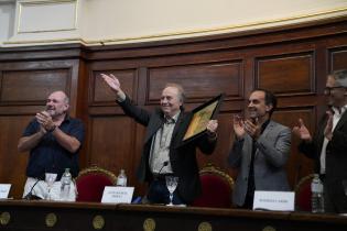 Entrega del título de «Doctor Honoris Causa de la Universidad de la República» al cantautor Sr. Joan Manuel Serrat Entrega del título de «Doctor Honoris Causa de la Universidad de la República» al cantautor Sr. Joan Manuel Serrat