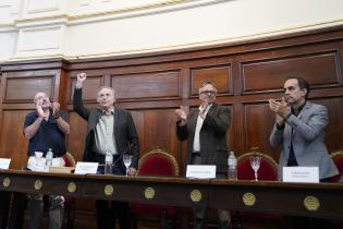 Entrega del título de «Doctor Honoris Causa de la Universidad de la República» al cantautor Sr. Joan Manuel Serrat