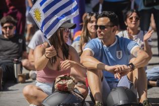 Partido de Uruguay - Corea en la explanada de la Intendencia de Montevideo