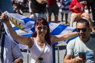 Partido de Uruguay - Corea en la explanada de la Intendencia de Montevideo