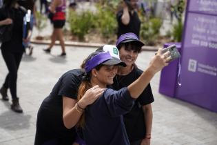 Actividades en el marco del 25N en la explanda de la Intendencia de Montevideo