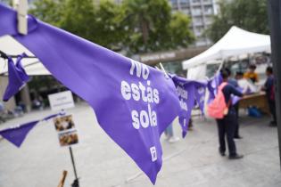 Actividades en el marco del 25N en la explanda de la Intendencia de Montevideo