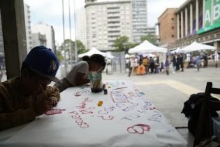 Actividades en el marco del 25N en la explanda de la Intendencia de Montevideo