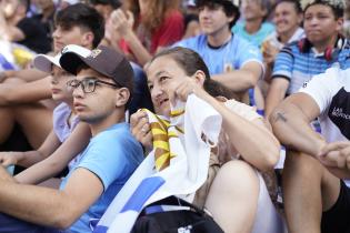 Proyección del partido de Uruguay -Portugal en la explanada de la Intendencia de Montevideo 