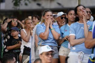 Proyección del partido de Uruguay -Portugal en la explanada de la Intendencia de Montevideo 