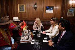 Reunión de la Intendenta Carolina Cosse con el Embajador de Bolivia y los alcaldes de Huarina y Huajata