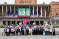 Retrato grupal de participantes en la XXVII Cumbre de Mercociudades en Montevideo, 01 de diciembre de 2022