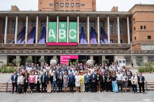 Retrato grupal de participantes en la XXVII Cumbre de Mercociudades en Montevideo, 01 de diciembre de 2022