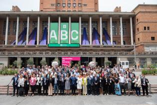 Retrato grupal de participantes en la XXVII Cumbre de Mercociudades en Montevideo, 01 de diciembre de 2022