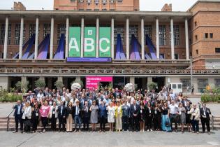 Retrato grupal de participantes en la XXVII Cumbre de Mercociudades en Montevideo, 01 de diciembre de 2022