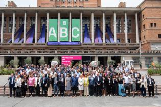 Retrato grupal de participantes en la XXVII Cumbre de Mercociudades en Montevideo, 01 de diciembre de 2022