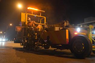 Tarea de pintado de líneas divisorias de carriles Tarea de pintado de líneas divisorias de carriles