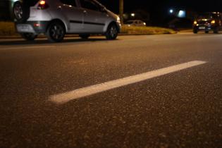Tarea de pintado de líneas divisorias de carriles Tarea de pintado de líneas divisorias de carriles
