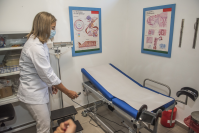 Presentación de camillas ginecológicas accesibles en la Policlínica Yucatán