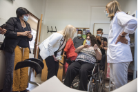 Presentación de camillas ginecológicas accesibles en la Policlínica Yucatán