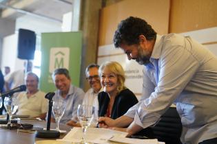 Firma de convenio entre la Intendencia de Montevideo y la Universidad de la República en el PTI del Cerro Firma de convenio entre la Intendencia de Montevideo y la Universidad de la República en el PTI del Cerro