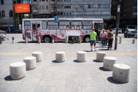 Policlínico móvil de la Lucha Antituberculosa en la explanada de la Intendencia de Montevideo