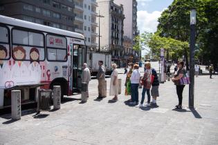 Policlínico móvil de la Lucha Antituberculosa en la explanada de la Intendencia de Montevideo