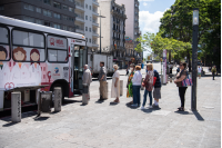 Policlínico móvil de la Lucha Antituberculosa en la explanada de la Intendencia de Montevideo