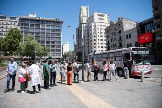 Policlínico móvil de la Lucha Antituberculosa en la explanada de la Intendencia de Montevideo