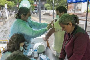 Jornada de vacunación en la explanada de la Intendencia de Montevideo