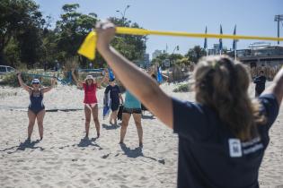 Actividades en la playa Ramírez para personas mayores en el marco del programa Monteverano