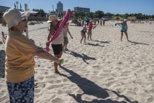 Actividades en la playa Ramírez para personas mayores en el marco del programa Monteverano