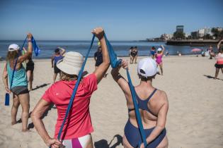 Actividades en la playa Ramírez para personas mayores en el marco del programa Monteverano