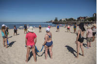 Actividades en la playa Ramírez para personas mayores en el marco del programa Monteverano