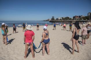 Actividades en la playa Ramírez para personas mayores en el marco del programa Monteverano