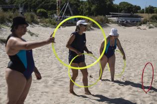 Actividades en la playa Ramírez para personas con discapacidad en el marco del programa Monteverano