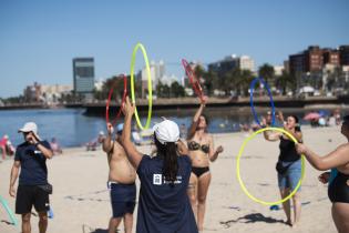 Actividades en la playa Ramírez para personas con discapacidad en el marco del programa Monteverano