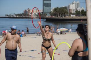 Actividades en la playa Ramírez para personas con discapacidad en el marco del programa Monteverano